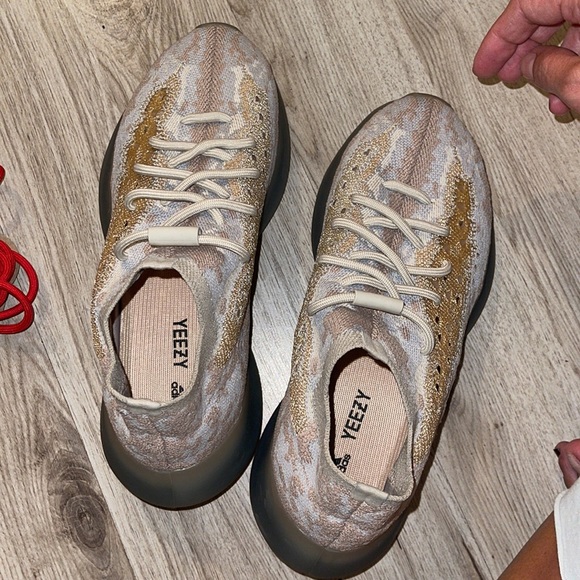 YEEZY BOOST 380 - Picture 6 of 8